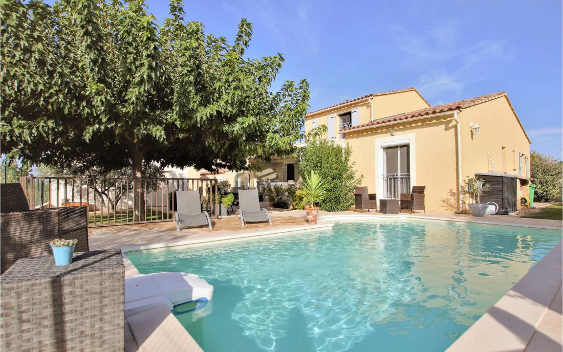 Noves House | 130 m² House ∙ 3 bedrooms ∙ 6 guests
