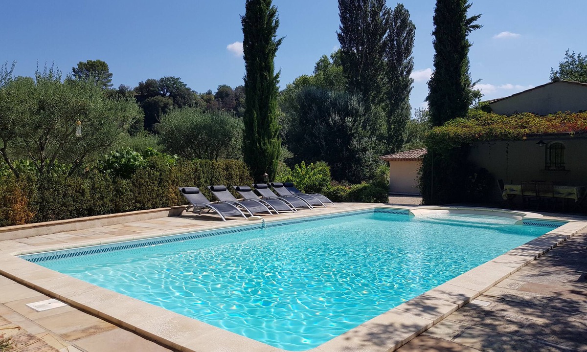 Cotignac Villa | 3* air-conditioned villa for 8 with swimming pool in a quiet location 7 minutes' walk from the village