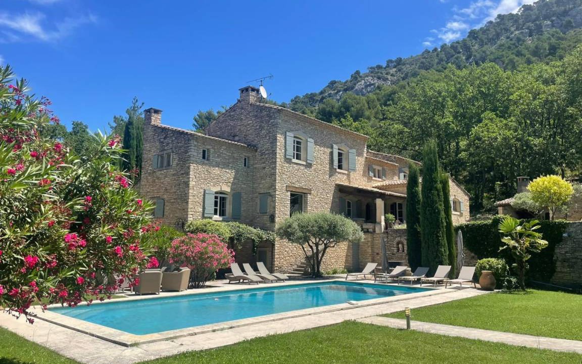 Robion House | 300 m² House ∙ 5 bedrooms ∙ 12 guests