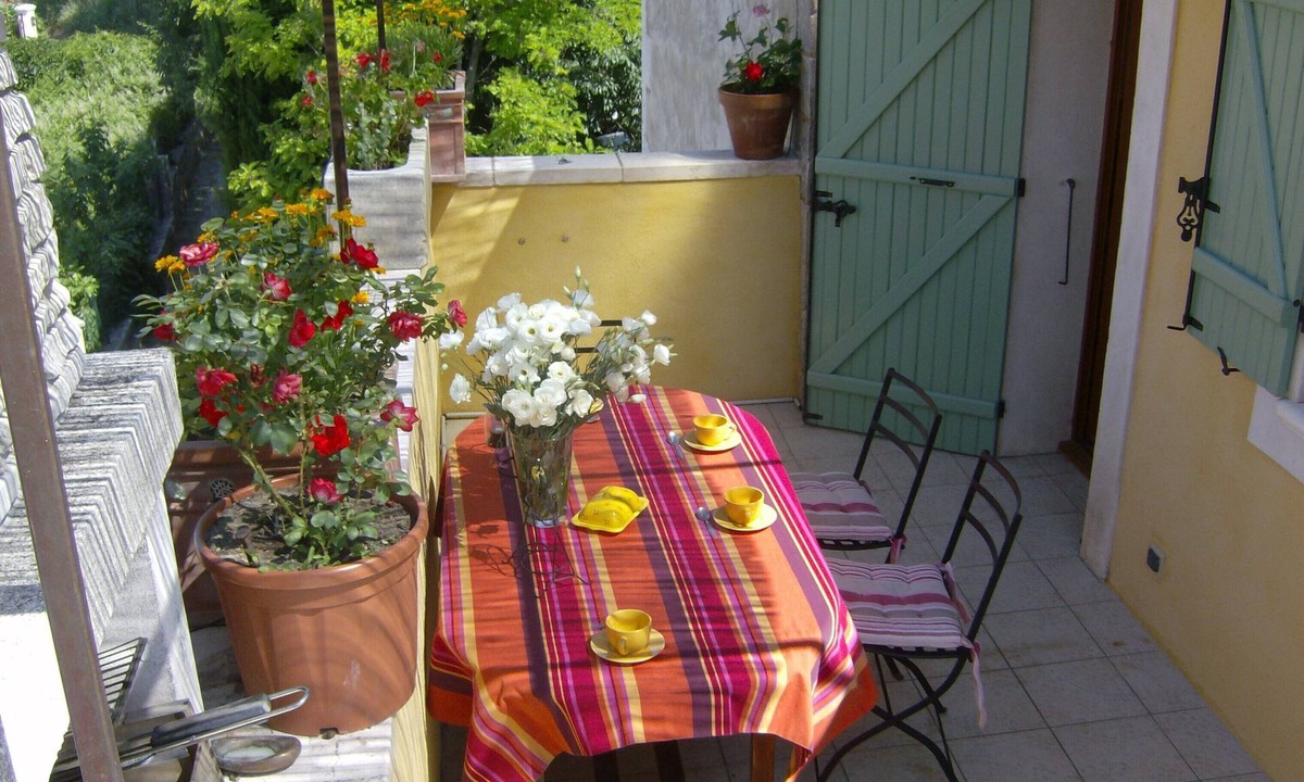 Roussillon Apartment | Air-conditioned country cottage with wifi and shaded terrace facing the Luberon