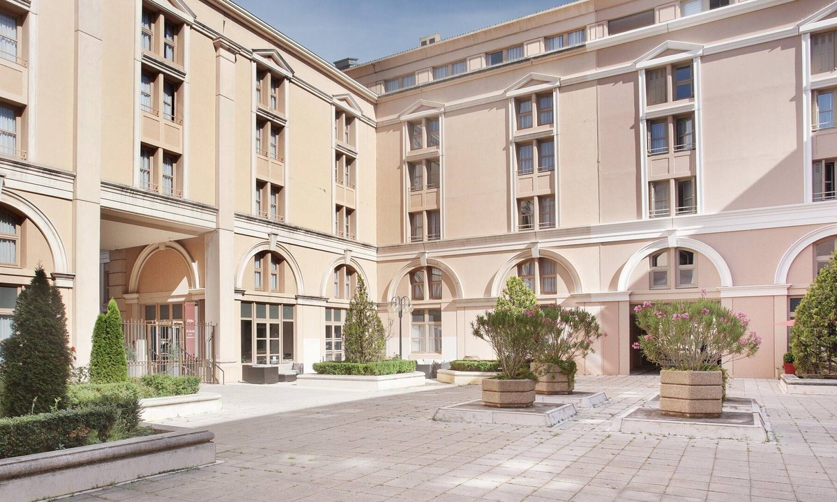 Couronne Urbaine Condo | Appart Climatisé | Proche du Golf !