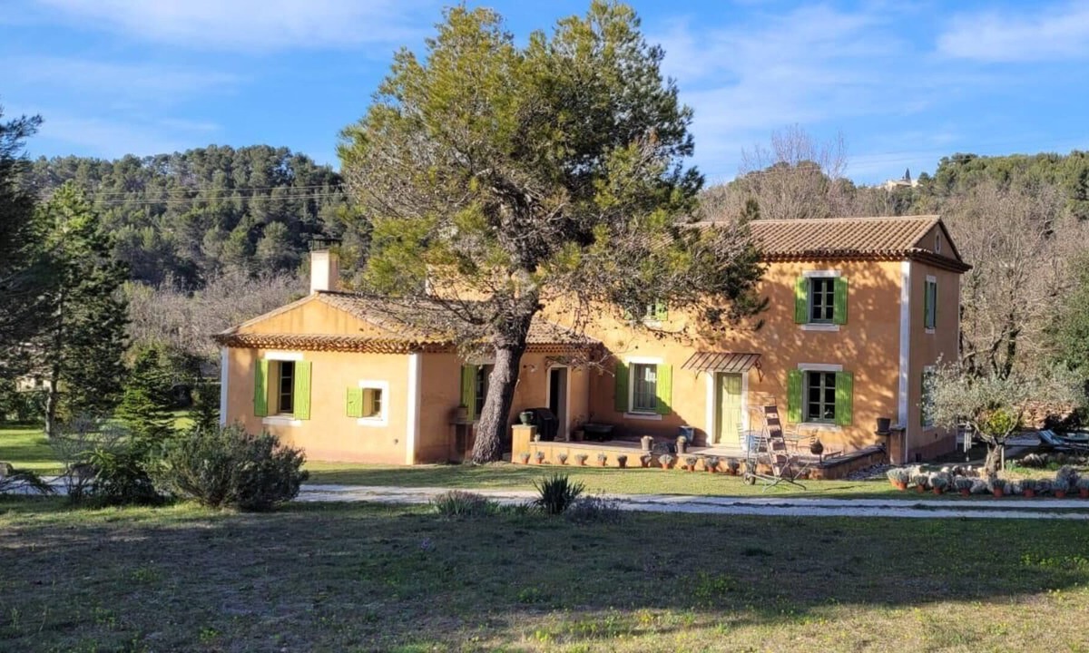Menerbes Apartment | At the foot of the Abbey of Saint-Hilaire on the bucolic road to Bonnieux