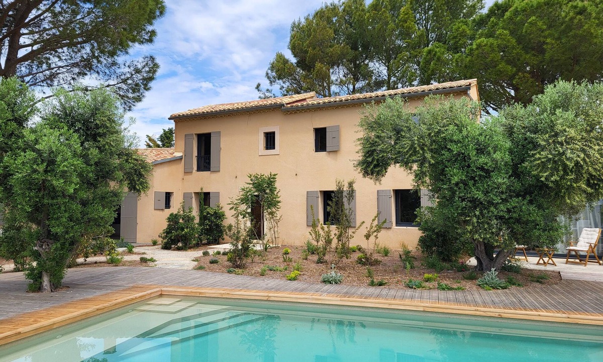 Carpentras House | Bastide provençale amidst vineyards with swimming pool and lovely view - Sleeps 12