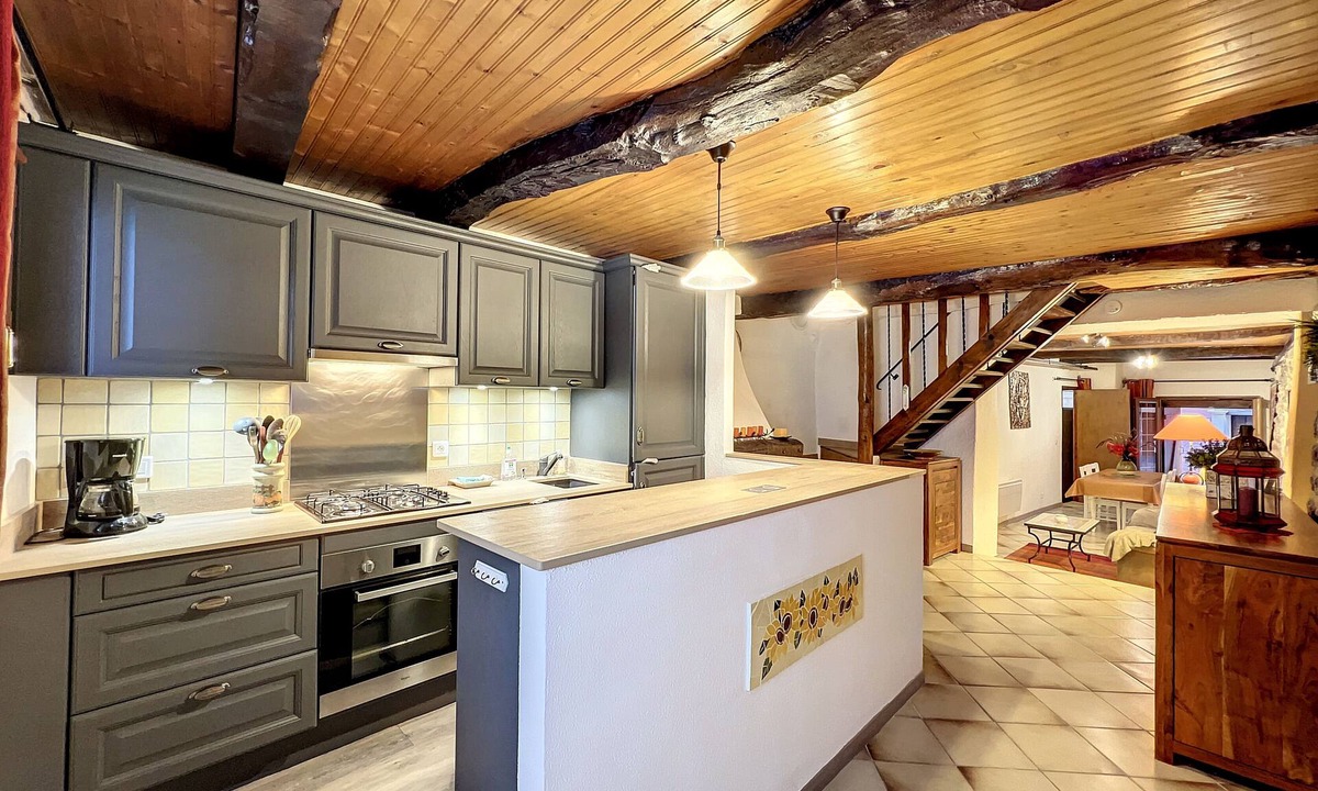 Aups Apartment | Beautiful apartment with patio in the heart of the village