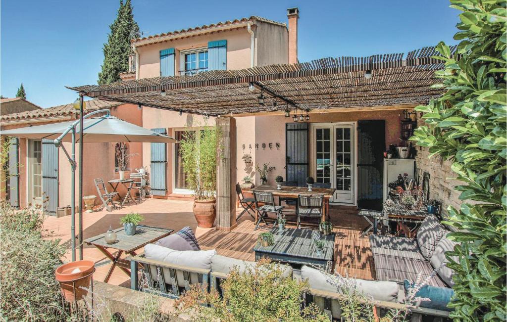 Caumont-sur-Durance House | Beautiful home in Caumont sur Durance w/ Outdoor swimming pool, WiFi and 3 Bedrooms
