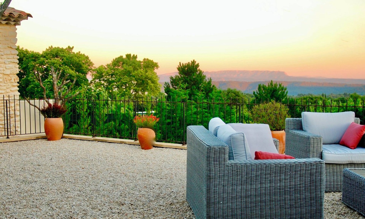 Lourmarin Villa | Beautiful Provençal villa with views, pool & air conditioning