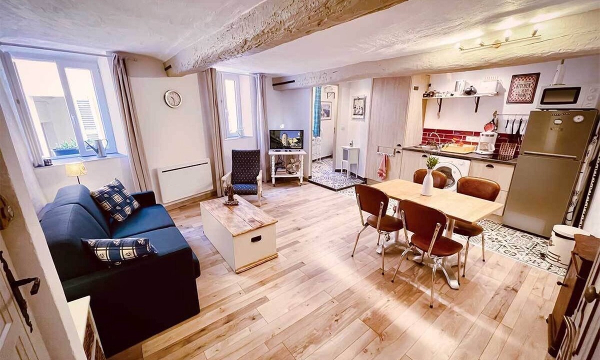 Hyeres City Centre Apartment | Bright, charming studio (30 m2) in the heart of Vieux Hyères
