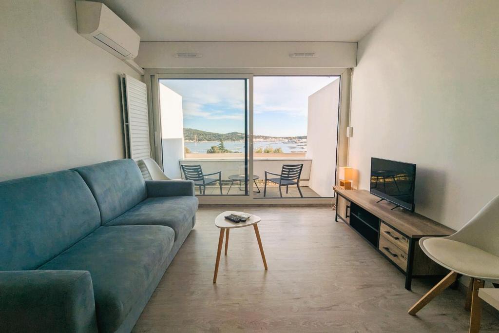 La Seyne-sur-Mer Apartment | Bright studio with pool and sea view