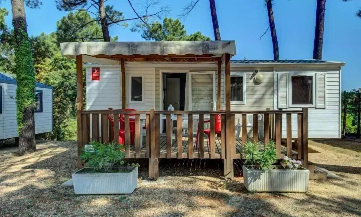 Mondragon House | Campsite La Pinède in Provence * - Mobil Home Sauge Plus 4 Rooms 6 People Air Conditioned + TV