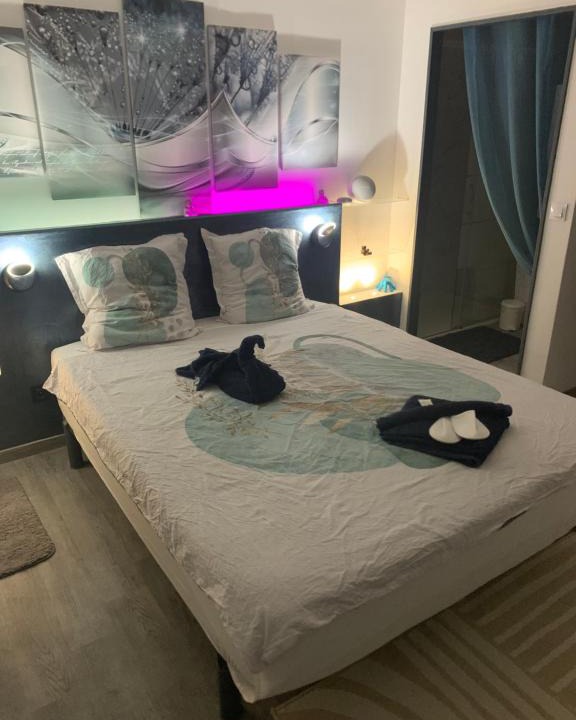 Saint-Saturnin-les-Avignon Bed & Breakfast | chambre double dans villa
