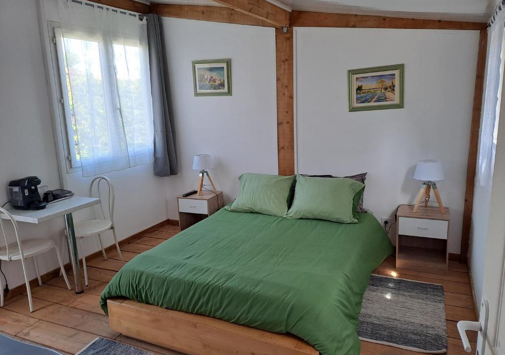 Rognes Bed & Breakfast | Chambre basilic 2p, 2 nuits max, dans petit chalet 6km du festival de piano de la roque d'anthéron