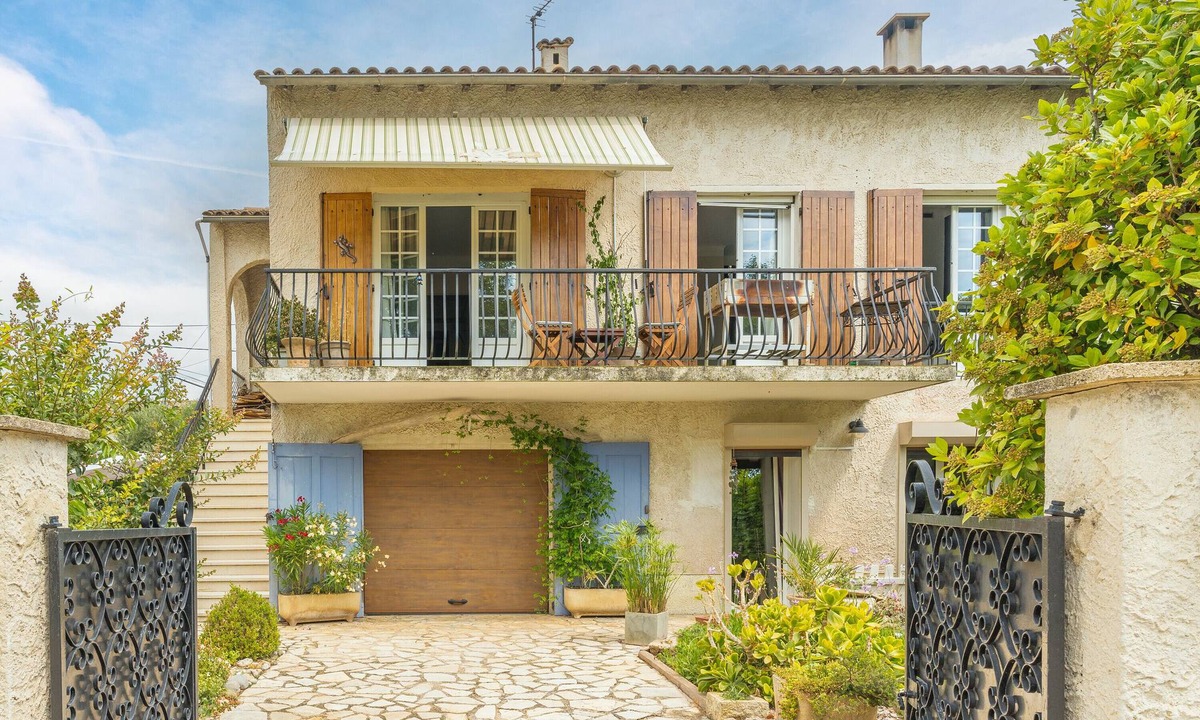 Pelissanne Apartment | Chez Patrick" flat with shared garden and Wi-Fi