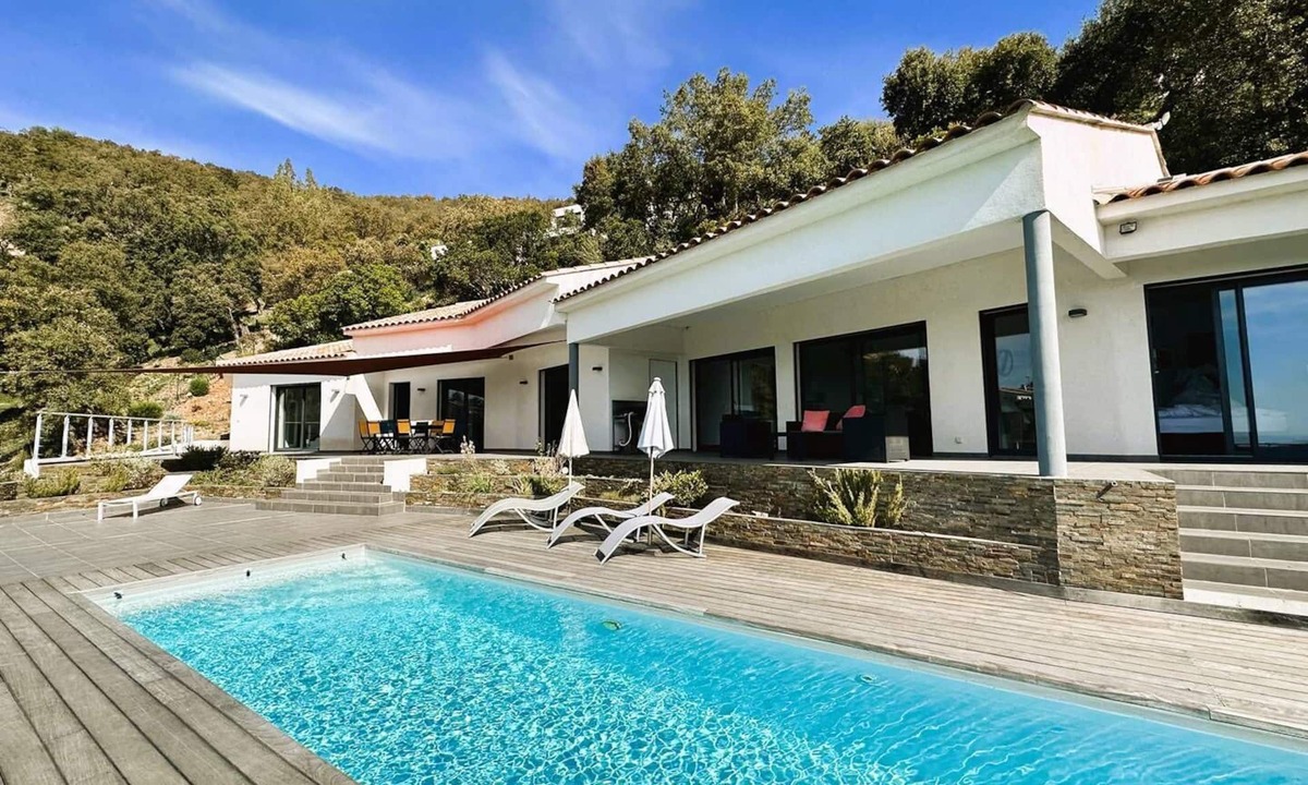 La Londe-les-Maures House | Contemporary villa for 8 people with air conditioning a large heated pool and panoramic sea.