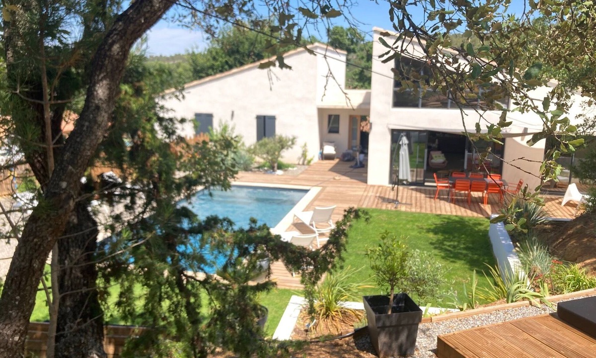 Jouques House | Contemporary house with pool