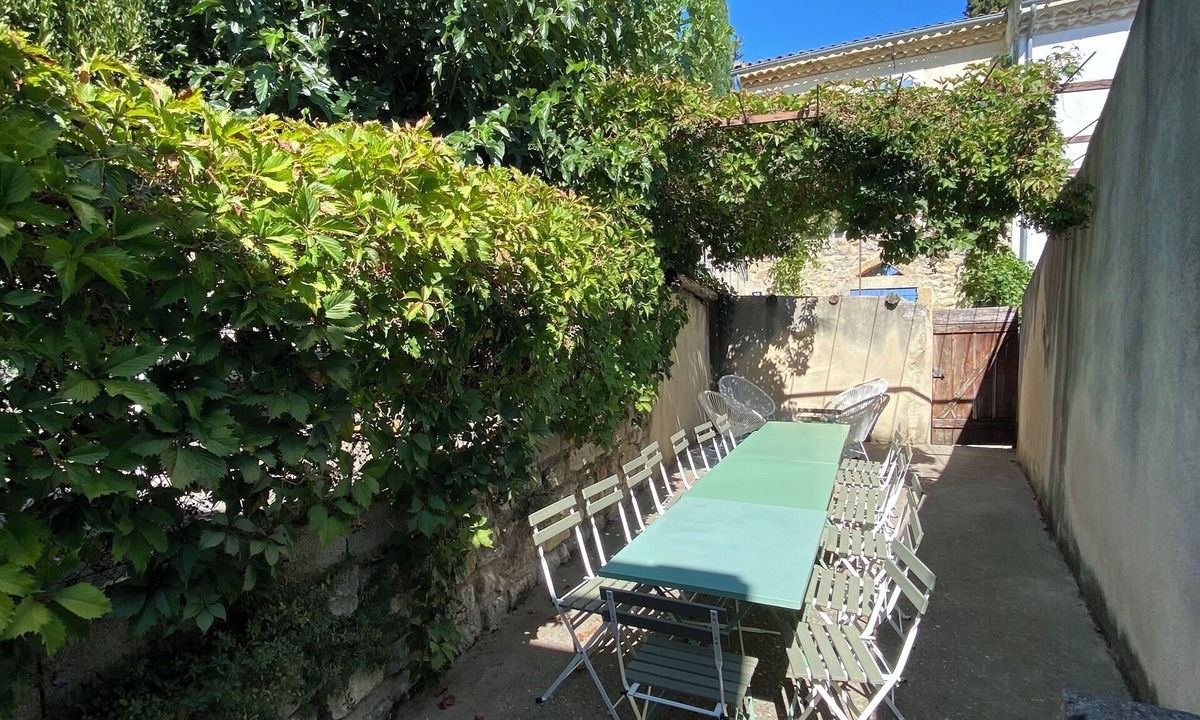 Montfrin House | Cosy Lodge Gîte, 15 Pers, Clim, Wifi, Cour, Garage