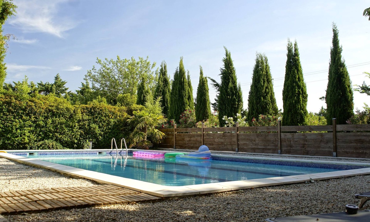 Le Thor Apartment | Country cottage with swimming pool