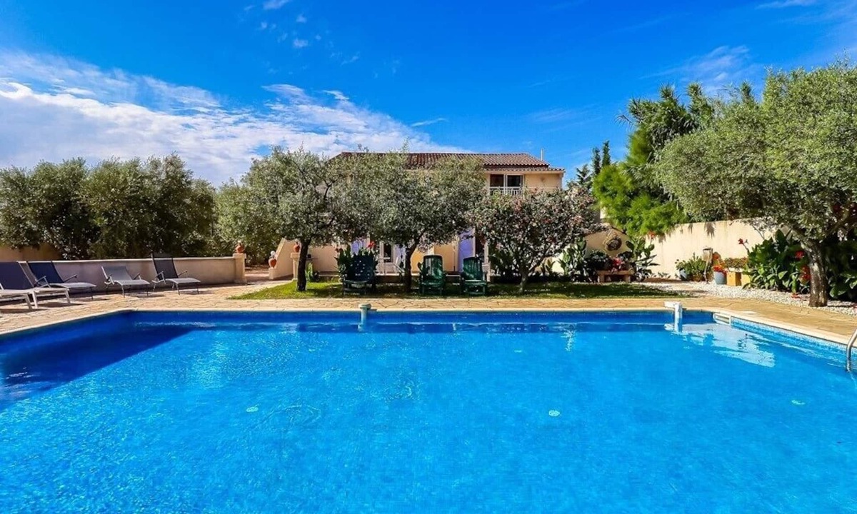 Beaucaire Apartment | Domaine des Oliviers-Appt for 2 to 4 people with swimming pool