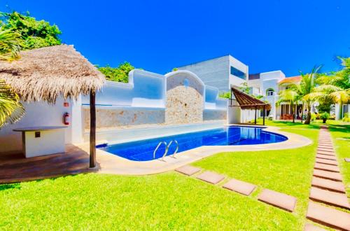 Playacar House | Executive Basic Room With Swimming Pool Air Conditioning and Parking