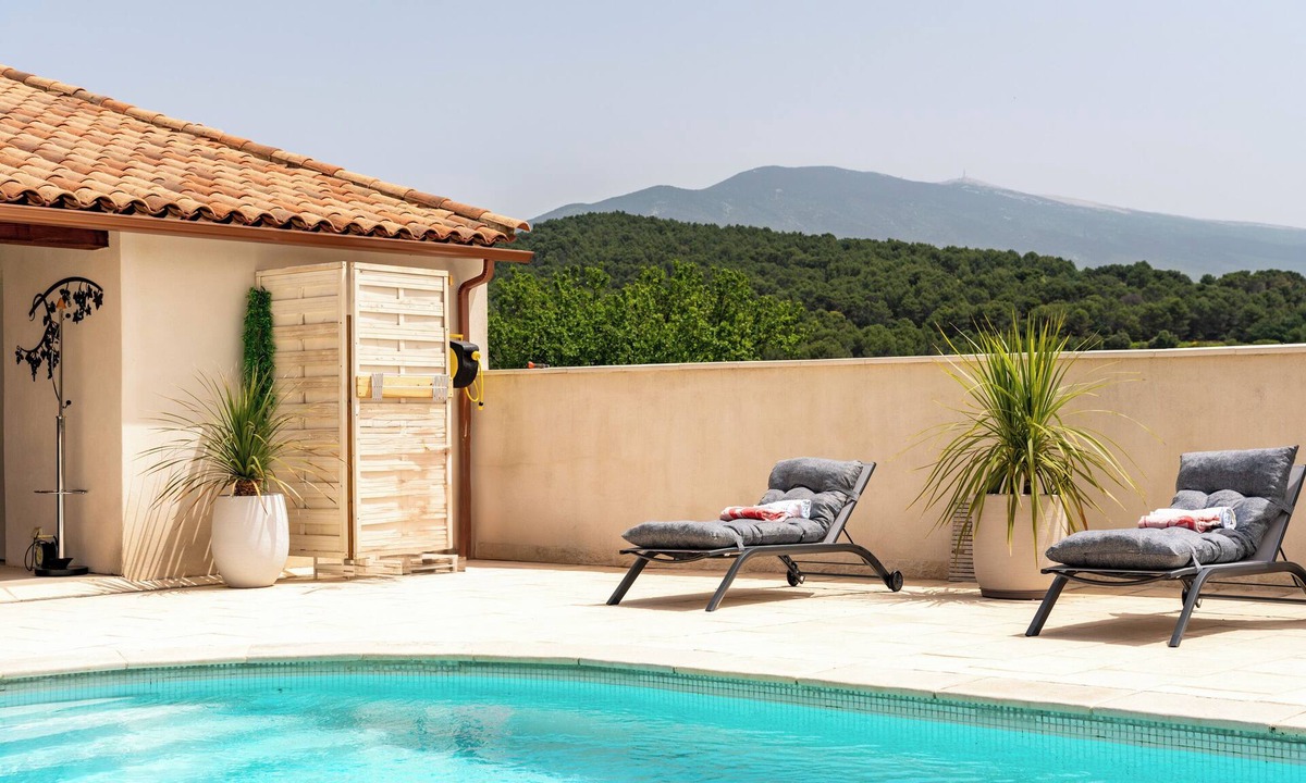 Crillon-le-Brave Apartment | Guest House 'Chambre De La Reine' with Mountain View, Wi-Fi and Air Conditioning