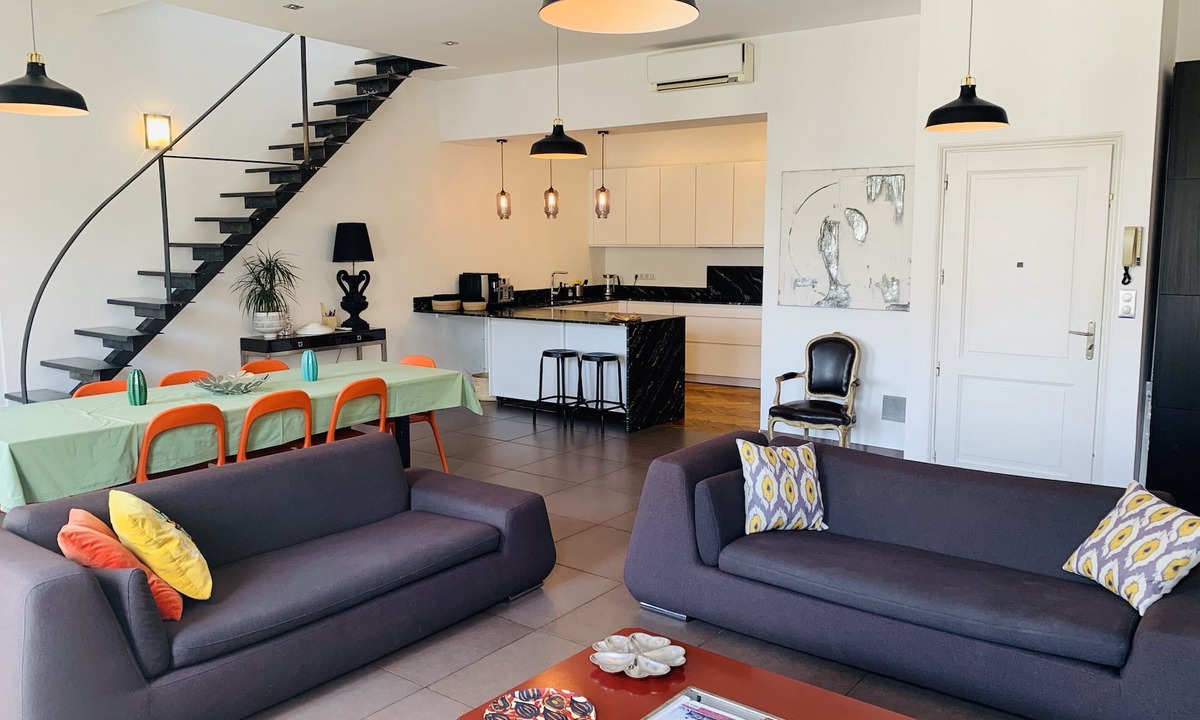 Avignon City Centre Apartment | HISTORICAL CENTER/10 PEOPLE/5 BEDROOMS/3 BATHROOMS/AIR CONDITIONING/PARKING LOT