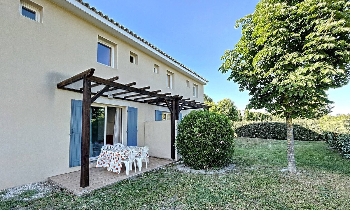 Saint-Saturnin-les-Avignon Villa | Holiday home in holiday residence with swimming pool