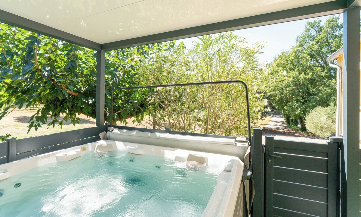 Malaucene House | Holiday Home 'Coin De Paradis Au Mont Ventoux' with Private Terrace, Wi-Fi and Air Conditioning