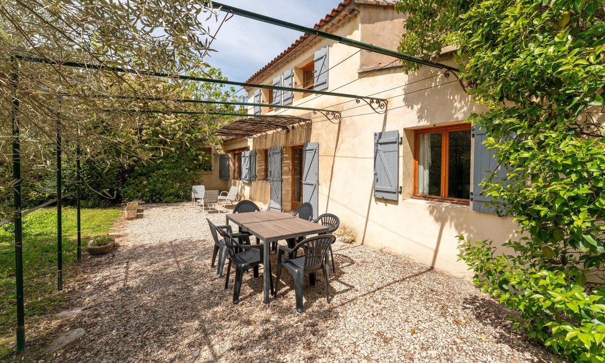 Le Thor House | Holiday Home 'La Petite Palasse' with Private Pool, Wi-Fi and Air Conditioning