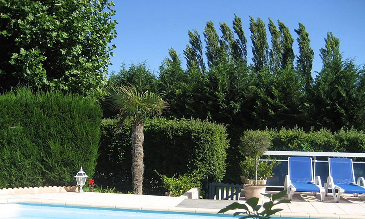 Villars Villa | Homerez - Villa for 4 pers. with swimming pool, garden and terrace in Villars