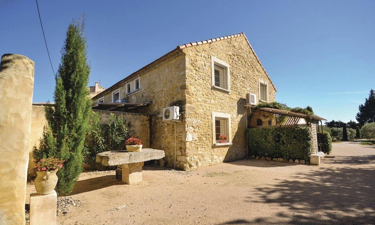 Monteux House | Homerez - Welcoming House in Monteux with Shared Pool