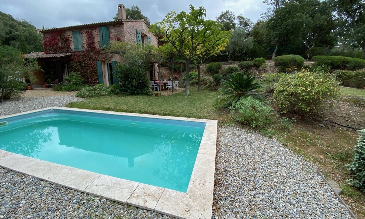 La Londe-les-Maures Villa | House for 7 with swimming pool in a green setting. Golf course 5 minutes away, beaches 15 minutes.