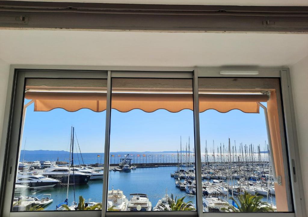 Toulon - Hyeres Apartment | Hyères port face à la mer parking privé