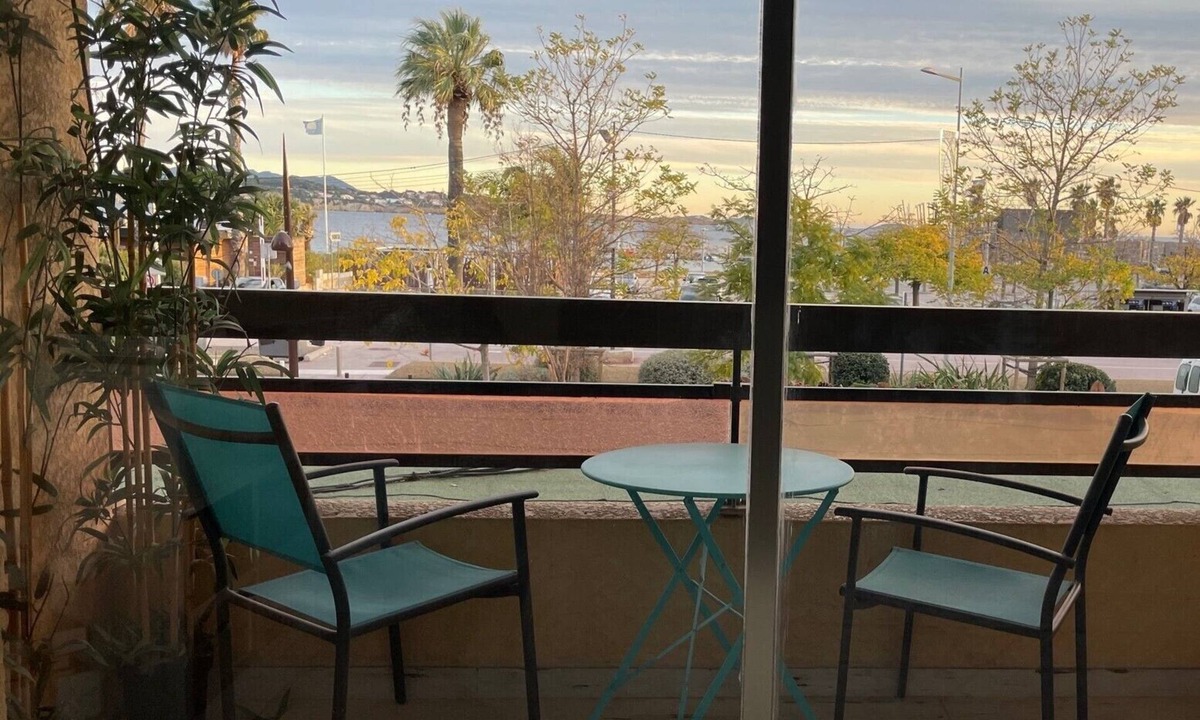 Bandol Apartment | Hyper city center with sea-view terrace, right on the beach.