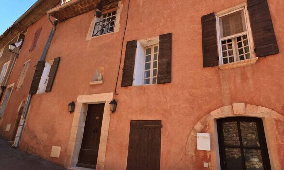Roussillon House | In the heart of Roussillon Village
