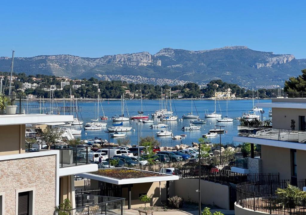 Saint-Mandrier-sur-Mer Apartment | L'apart'83 - T2 classé 5 étoiles - Belle vue sur la baie du Lazaret