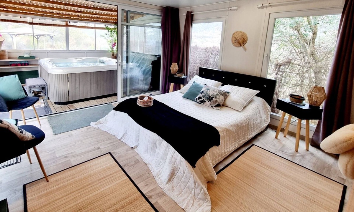 Villelaure Cottage | L'Escale - private Jacuzzi loft and hammam