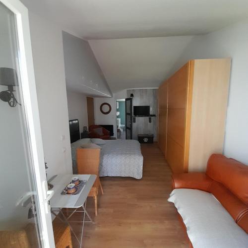 Les Censies Bed & Breakfast | L'olivier TESSA Hôtesse suite 30m2 terrasse 20m2