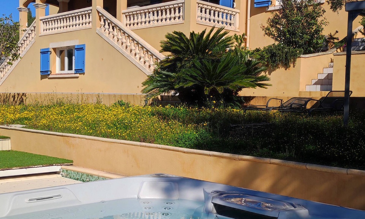 Toulon Bed & Breakfast | LA MAISON BLEUE, 2 rooms with kitchenette + pool, spa, tennis, pétanque