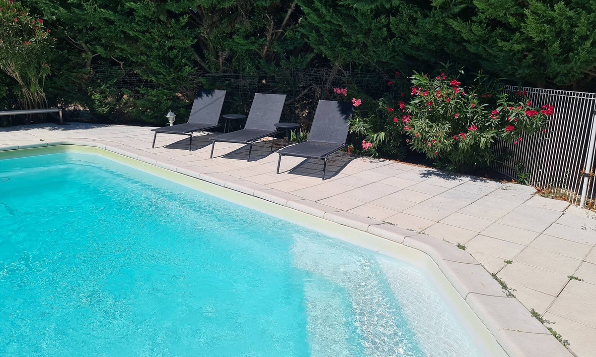 Pertuis House | LARGE HOUSE WITH HEATED POOL AND SPA