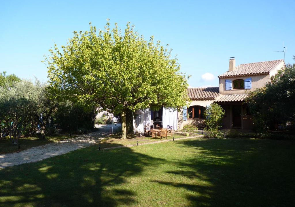 Bagnols-sur-Ceze Apartment | " le bosquet fruité en Provence Occitane