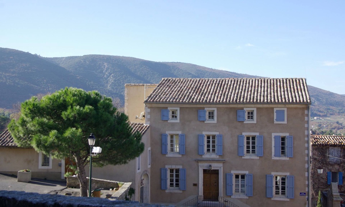 Cadenet Apartment | Le Chef d'Escadron
