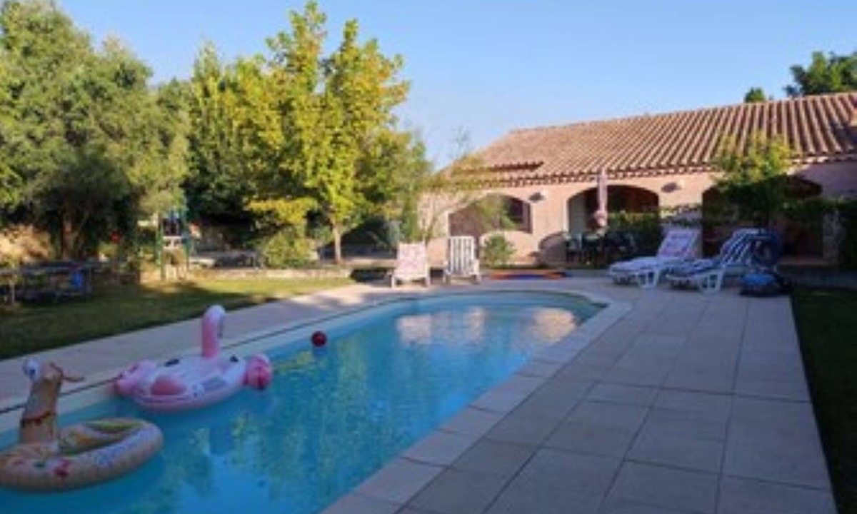 Alleins Villa | Les Arcades, a quiet corner