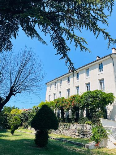 Digne-les-Bains Apartment | Les Glycines, charmant studio au calme dans bâtisse de Maître proche du centre ville parking gratuit