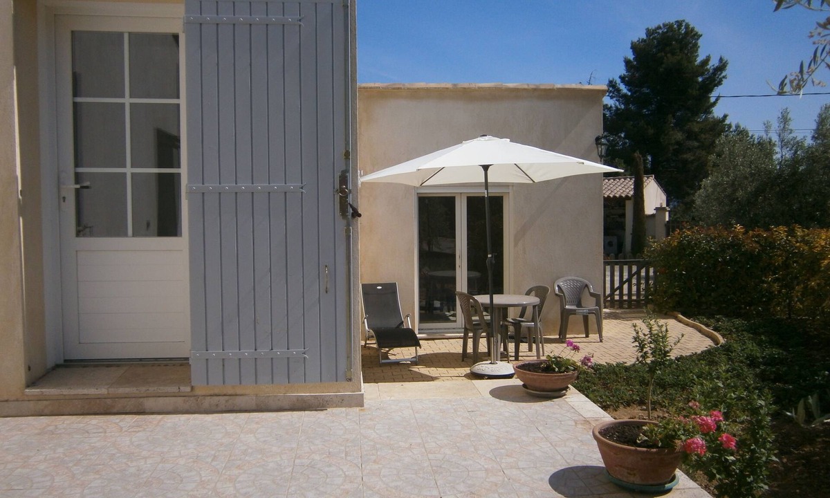 Robion House | LES LAURIERS 60m2 gite in the Luberon with garden area