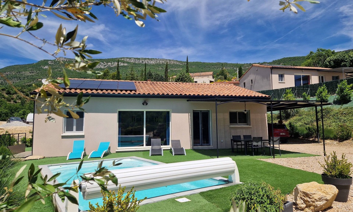 Plaisians Villa | Les Villas Dorées - Metal Villa facing Mont Ventoux