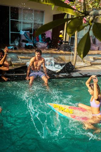 Uluwatu Hostel | LoTide Surf Camp Uluwatu