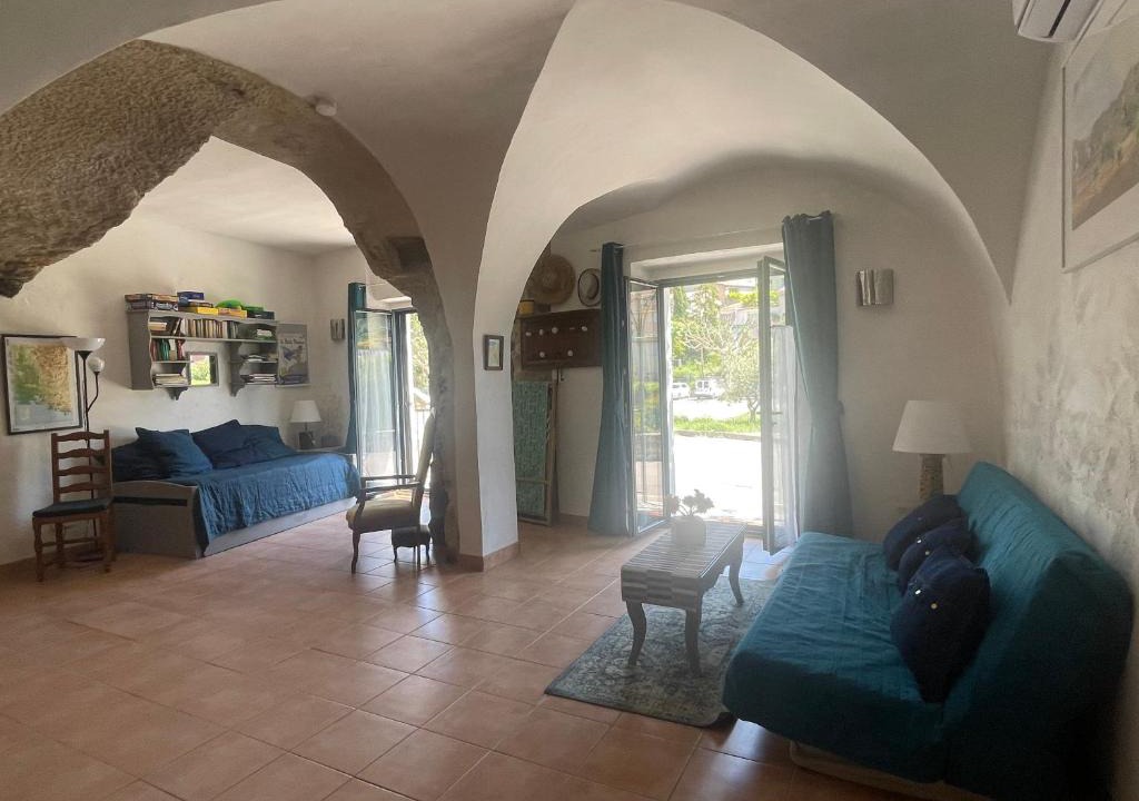 Cabrieres-dʼAigues House | Luberon maison de village entière 2 à 6 personnes