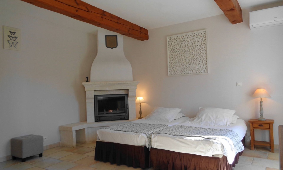 Lacoste Bed & Breakfast | Luxury air conditionned twin room Glycine-terrace-Le clos des lavandes