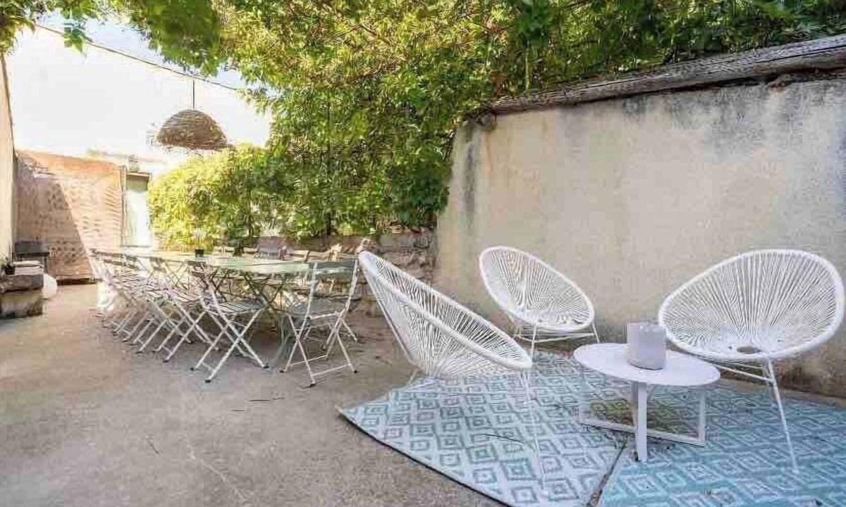 Montfrin House | Maison Cosy Lodge, 15 p, clim, wifi, cour, garage