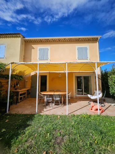 Entraigues-sur-la-Sorgue Villa | Maison des Fenaisons