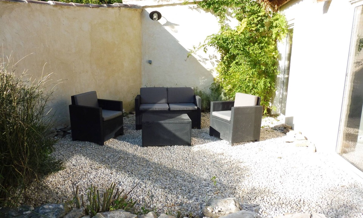 Entraigues-sur-la-Sorgue Apartment | Maisonette, air-conditioned with parking and patio